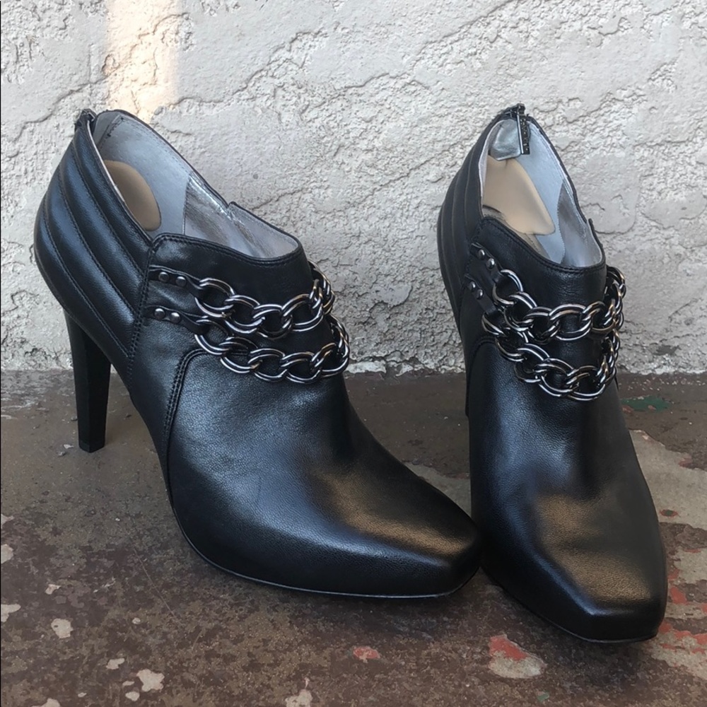 BLACK BOOTIES